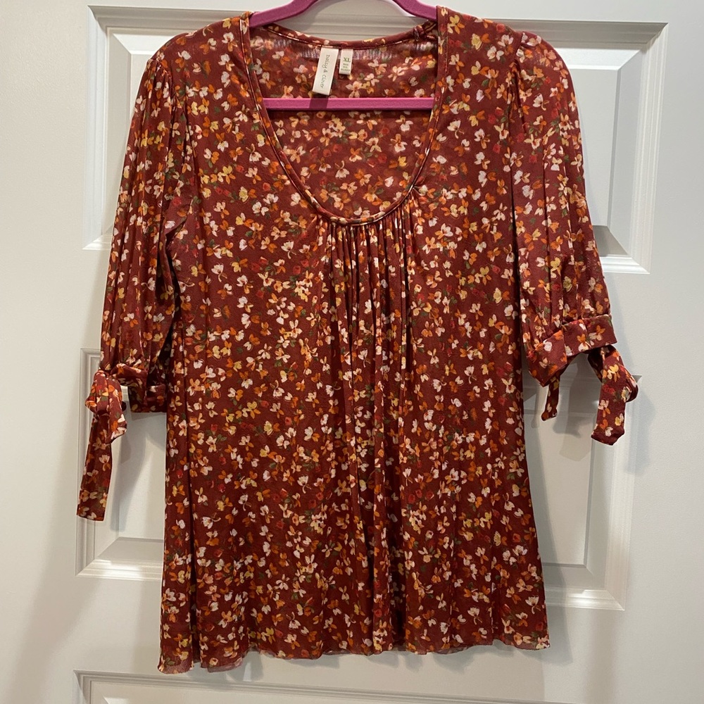 Women’s “Daisy and Clover” blouse- size XL
